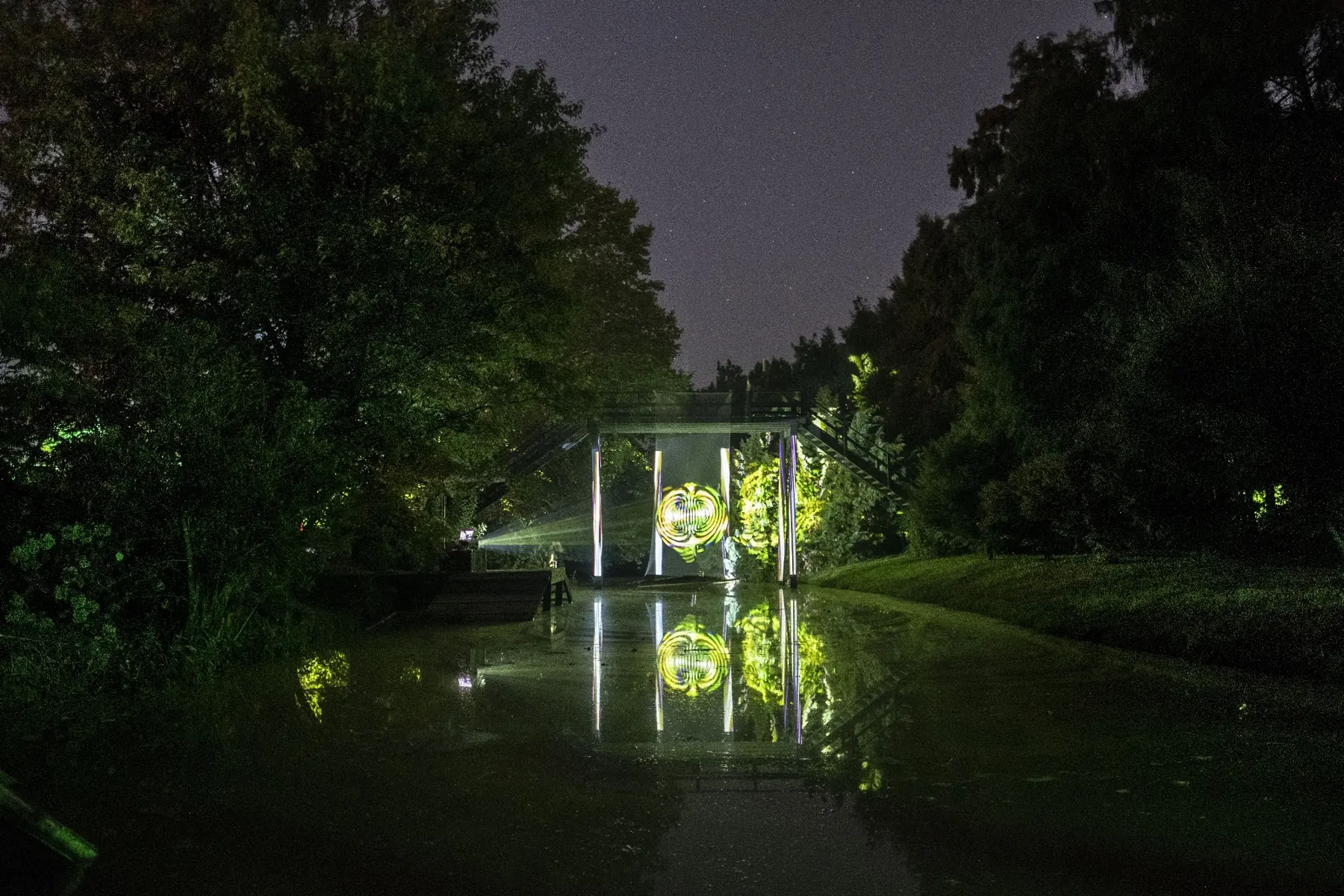 Luz y proyecciones reflejadas en el agua de los jardines de Isla El Descanso
