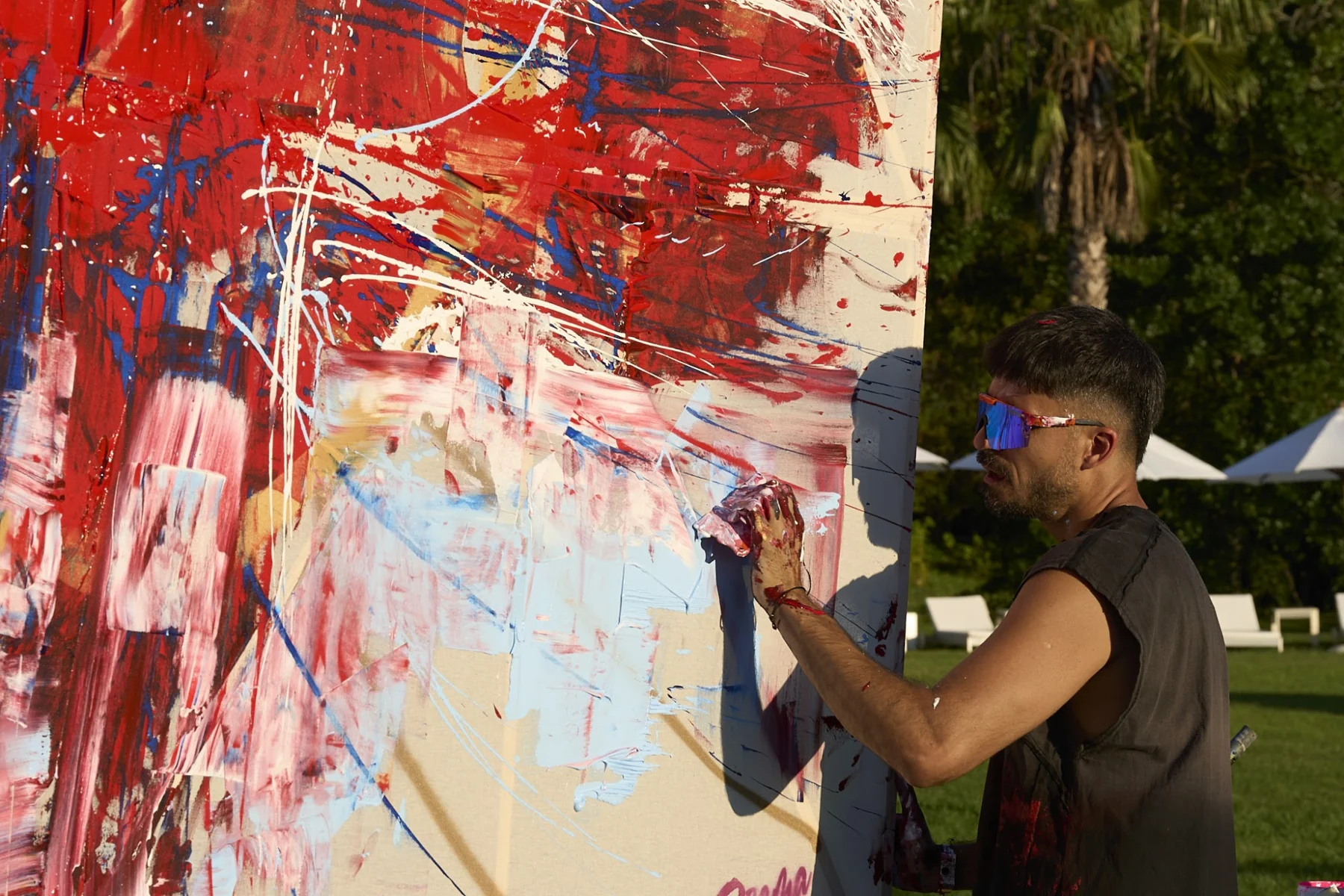 Un artista pinta una obra de gran formato durante un encuentro