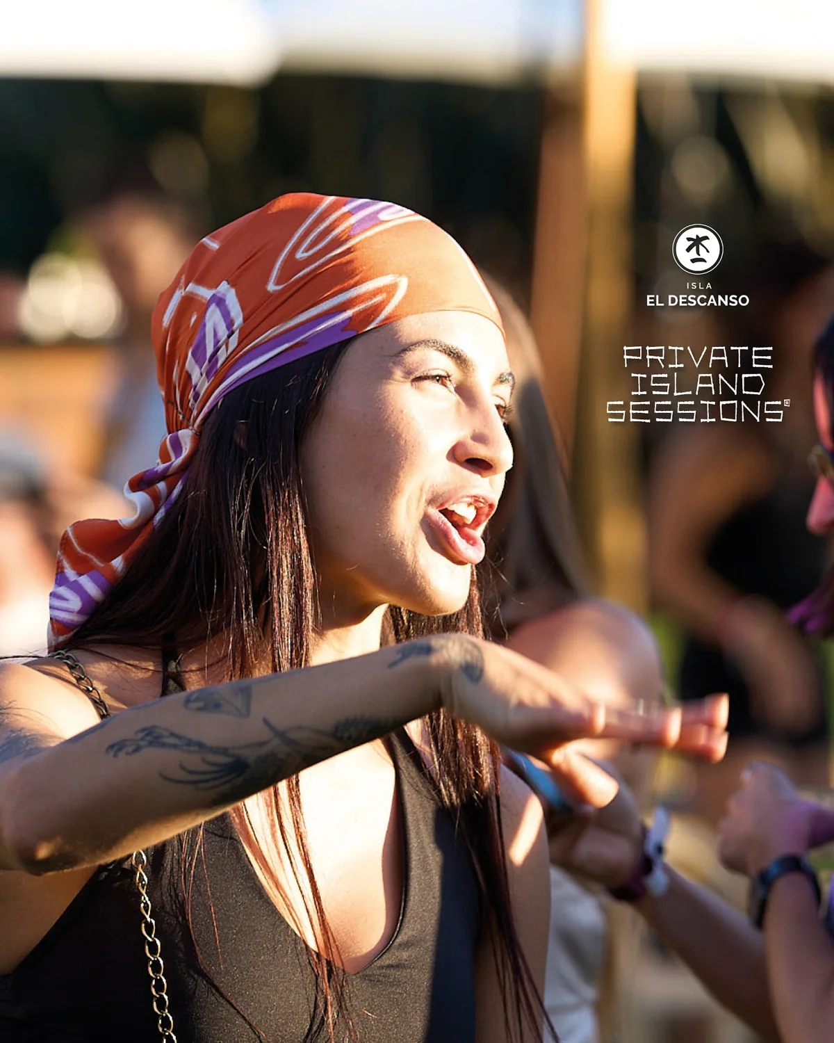 Una participante disfrutando la música bajo el sol
